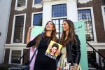Amsterdam, 4 Juni 2015
Uitreiking boek Xelly Cabau v Kasbergen door haar huus Yolanthe Sneijder Cabau.
