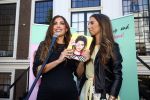 Amsterdam, 4 Juni 2015
Uitreiking boek Xelly Cabau v Kasbergen door haar huus Yolanthe Sneijder Cabau.