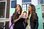 Amsterdam, 4 Juni 2015
Uitreiking boek Xelly Cabau v Kasbergen door haar huus Yolanthe Sneijder Cabau.