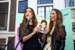 Amsterdam, 4 Juni 2015
Uitreiking boek Xelly Cabau v Kasbergen door haar huus Yolanthe Sneijder Cabau.
