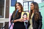 Amsterdam, 4 Juni 2015
Uitreiking boek Xelly Cabau v Kasbergen door haar huus Yolanthe Sneijder Cabau.