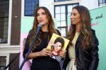 Amsterdam, 4 Juni 2015
Uitreiking boek Xelly Cabau v Kasbergen door haar huus Yolanthe Sneijder Cabau.