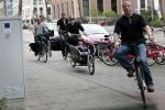 Amsterdam 31 mei 2016
Zangeres Adele met zoontje man en beveiliging op de fiets in Amsterdam.