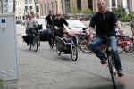 Amsterdam 31 mei 2016
Zangeres Adele met zoontje man en beveiliging op de fiets in Amsterdam.