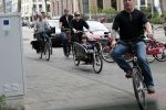 Amsterdam 31 mei 2016
Zangeres Adele met zoontje man en beveiliging op de fiets in Amsterdam.