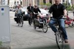 Amsterdam 31 mei 2016
Zangeres Adele met zoontje man en beveiliging op de fiets in Amsterdam.