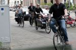 Amsterdam 31 mei 2016
Zangeres Adele met zoontje man en beveiliging op de fiets in Amsterdam.