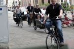 Amsterdam 31 mei 2016
Zangeres Adele met zoontje man en beveiliging op de fiets in Amsterdam.