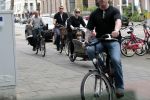 Amsterdam 31 mei 2016
Zangeres Adele met zoontje man en beveiliging op de fiets in Amsterdam.