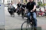 Amsterdam 31 mei 2016
Zangeres Adele met zoontje man en beveiliging op de fiets in Amsterdam.