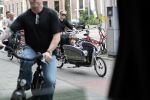 Amsterdam 31 mei 2016
Zangeres Adele met zoontje man en beveiliging op de fiets in Amsterdam.