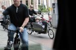 Amsterdam 31 mei 2016
Zangeres Adele met zoontje man en beveiliging op de fiets in Amsterdam.