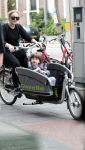 Amsterdam 31 mei 2016
Zangeres Adele met zoontje man en beveiliging op de fiets in Amsterdam.