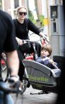 Amsterdam 31 mei 2016
Zangeres Adele met zoontje man en beveiliging op de fiets in Amsterdam.