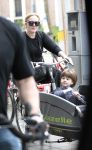 Amsterdam 31 mei 2016
Zangeres Adele met zoontje man en beveiliging op de fiets in Amsterdam.