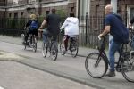 Amsterdam 31 mei 2016
Zangeres Adele met zoontje man en beveiliging op de fiets in Amsterdam.
