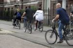 Amsterdam 31 mei 2016
Zangeres Adele met zoontje man en beveiliging op de fiets in Amsterdam.
