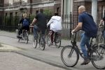Amsterdam 31 mei 2016
Zangeres Adele met zoontje man en beveiliging op de fiets in Amsterdam.