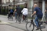 Amsterdam 31 mei 2016
Zangeres Adele met zoontje man en beveiliging op de fiets in Amsterdam.