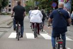 Amsterdam 31 mei 2016
Zangeres Adele met zoontje man en beveiliging op de fiets in Amsterdam.