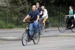 Amsterdam 31 mei 2016
Zangeres Adele met zoontje man en beveiliging op de fiets in Amsterdam.