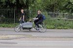 Amsterdam 31 mei 2016
Zangeres Adele met zoontje man en beveiliging op de fiets in Amsterdam.