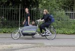 Amsterdam 31 mei 2016
Zangeres Adele met zoontje man en beveiliging op de fiets in Amsterdam.