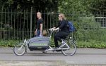 Amsterdam 31 mei 2016
Zangeres Adele met zoontje man en beveiliging op de fiets in Amsterdam.