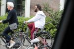 Amsterdam 31 mei 2016
Zangeres Adele met zoontje man en beveiliging op de fiets in Amsterdam.