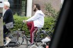 Amsterdam 31 mei 2016
Zangeres Adele met zoontje man en beveiliging op de fiets in Amsterdam.