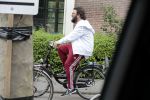 Amsterdam 31 mei 2016
Zangeres Adele met zoontje man en beveiliging op de fiets in Amsterdam.