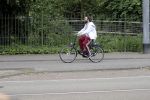Amsterdam 31 mei 2016
Zangeres Adele met zoontje man en beveiliging op de fiets in Amsterdam.