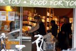 Amsterdam 25 mei 2016 
Doiutzen Kroes doet boodschappen met haar dochter Myllena Mae.