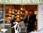 Amsterdam 25 mei 2016 
Doiutzen Kroes doet boodschappen met haar dochter Myllena Mae.