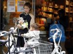 Amsterdam 25 mei 2016 
Doiutzen Kroes doet boodschappen met haar dochter Myllena Mae.