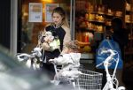 Amsterdam 25 mei 2016 
Doiutzen Kroes doet boodschappen met haar dochter Myllena Mae.