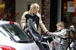 Amsterdam 25 mei 2016 
Doiutzen Kroes doet boodschappen met haar dochter Myllena Mae.