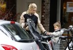 Amsterdam 25 mei 2016 
Doiutzen Kroes doet boodschappen met haar dochter Myllena Mae.
