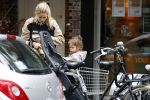 Amsterdam 25 mei 2016 
Doiutzen Kroes doet boodschappen met haar dochter Myllena Mae.