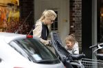 Amsterdam 25 mei 2016 
Doiutzen Kroes doet boodschappen met haar dochter Myllena Mae.