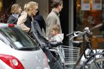 Amsterdam 25 mei 2016 
Doiutzen Kroes doet boodschappen met haar dochter Myllena Mae.