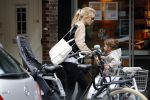 Amsterdam 25 mei 2016 
Doiutzen Kroes doet boodschappen met haar dochter Myllena Mae.