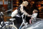 Amsterdam 25 mei 2016 
Doiutzen Kroes doet boodschappen met haar dochter Myllena Mae.