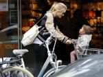 Amsterdam 25 mei 2016 
Doiutzen Kroes doet boodschappen met haar dochter Myllena Mae.
