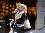 Amsterdam 25 mei 2016 
Doiutzen Kroes doet boodschappen met haar dochter Myllena Mae.