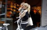 Amsterdam 25 mei 2016 
Doiutzen Kroes doet boodschappen met haar dochter Myllena Mae.