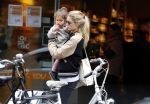 Amsterdam 25 mei 2016 
Doiutzen Kroes doet boodschappen met haar dochter Myllena Mae.