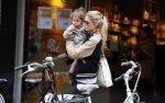 Amsterdam 25 mei 2016 
Doiutzen Kroes doet boodschappen met haar dochter Myllena Mae.