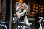 Amsterdam 25 mei 2016 
Doiutzen Kroes doet boodschappen met haar dochter Myllena Mae.