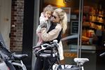 Amsterdam 25 mei 2016 
Doiutzen Kroes doet boodschappen met haar dochter Myllena Mae.